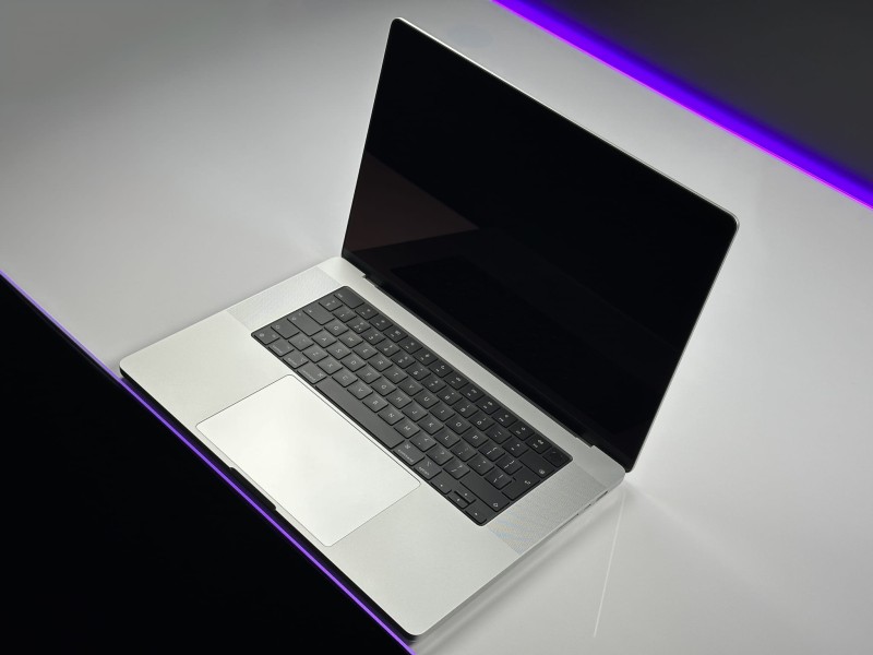 MacBook Pro 16 M3 Max – 48GB RAM, 512GB SSD, 40-core GPU i ProMotion 120Hz. Najmocniejszy laptop Apple do montażu, grafiki i pracy kreatywnej (18).JPG