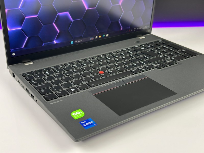 Laptop Lenovo ThinkPad P16s Gen 2 mobilna stacja robocza. Wydajność i świetna jakość w rozsądnej cenie. Ekran FHD 16 cali, kamera, cienkie ramki.