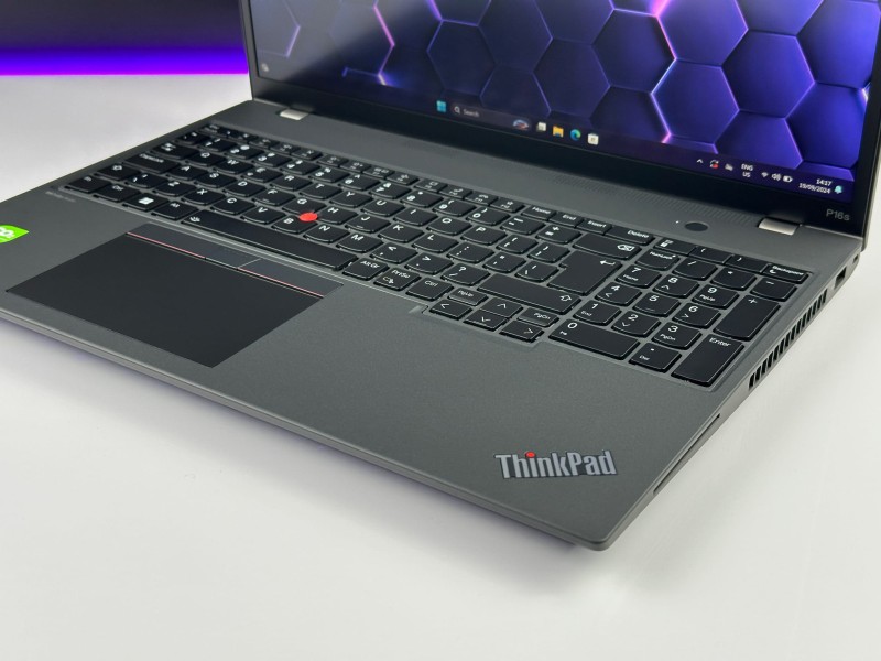 Laptop Lenovo ThinkPad P16s Gen 2 mobilna stacja robocza. Wydajność i świetna jakość w rozsądnej cenie. Ekran FHD 16 cali, kamera, cienkie ramki.