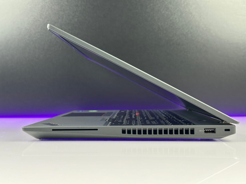 Laptop Lenovo ThinkPad P16s Gen 2 mobilna stacja robocza. Wydajność i świetna jakość w rozsądnej cenie. Ekran FHD 16 cali, kamera, cienkie ramki.