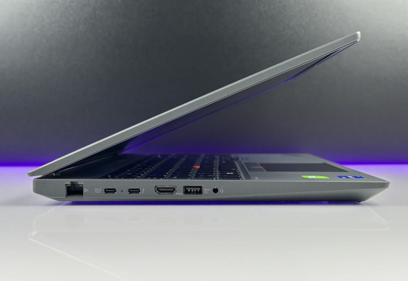 Laptop Lenovo ThinkPad P16s Gen 2 mobilna stacja robocza. Wydajność i świetna jakość w rozsądnej cenie. Ekran FHD 16 cali, kamera, cienkie ramki.