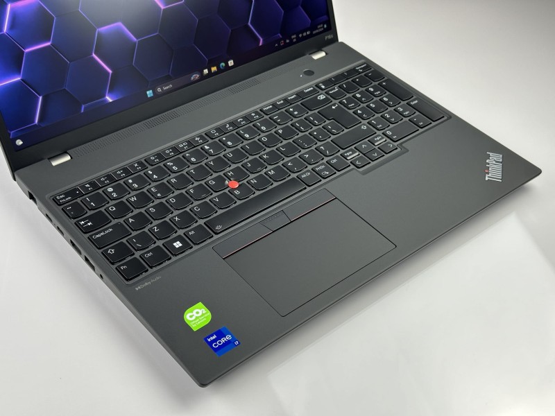 Laptop Lenovo ThinkPad P16s Gen 2 mobilna stacja robocza. Wydajność i świetna jakość w rozsądnej cenie. Ekran FHD 16 cali, kamera, cienkie ramki.