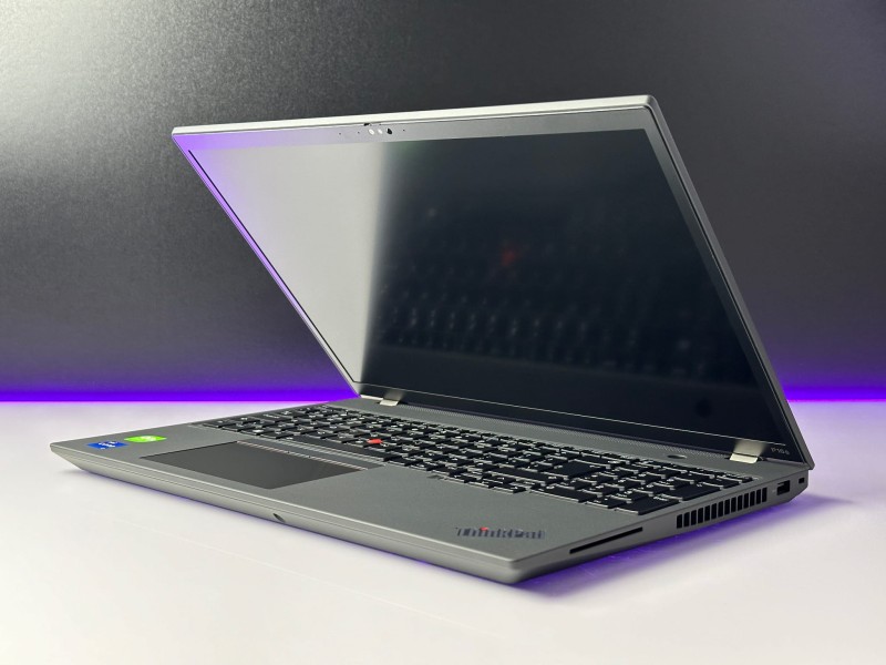 Laptop Lenovo ThinkPad P16s Gen 2 mobilna stacja robocza. Wydajność i świetna jakość w rozsądnej cenie. Ekran FHD 16 cali, kamera, cienkie ramki.