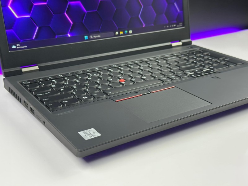 Lenovo ThinkPad P15 Gen 1 z i7-10850H, matrycą FHD i grafiką T1000 (4GB) to wydajność i niezawodność, które sprostają wymagającym zadaniom.
