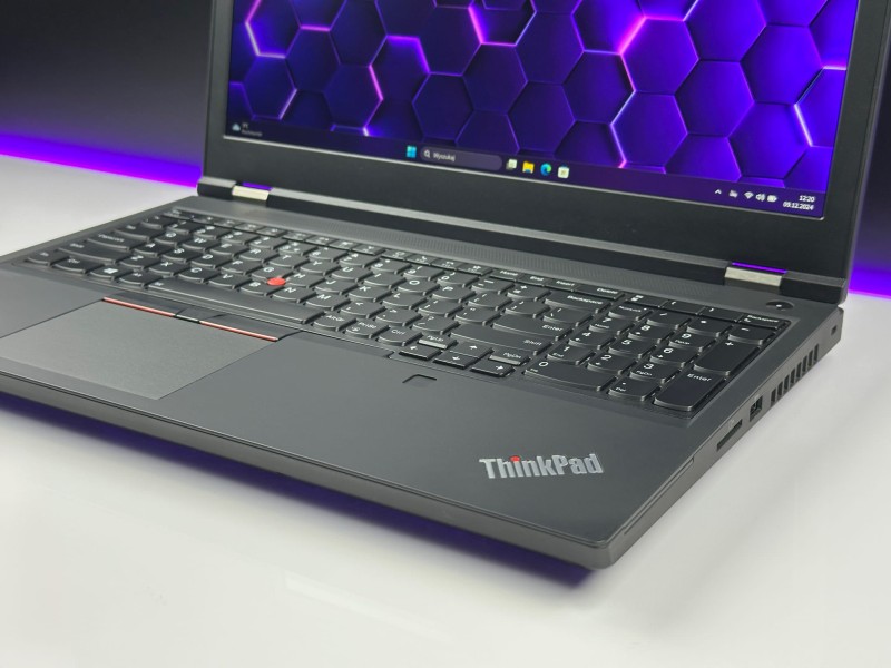 Lenovo ThinkPad P15 Gen 1 z i7-10850H, matrycą FHD i grafiką T1000 (4GB) to wydajność i niezawodność, które sprostają wymagającym zadaniom.