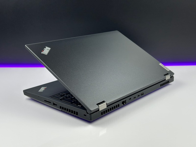 Lenovo ThinkPad P15 Gen 1 z i7-10850H, matrycą FHD i grafiką T1000 (4GB) to wydajność i niezawodność, które sprostają wymagającym zadaniom.