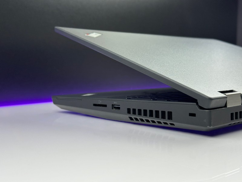 Lenovo ThinkPad P15 Gen 1 z i7-10850H, matrycą FHD i grafiką T1000 (4GB) to wydajność i niezawodność, które sprostają wymagającym zadaniom.