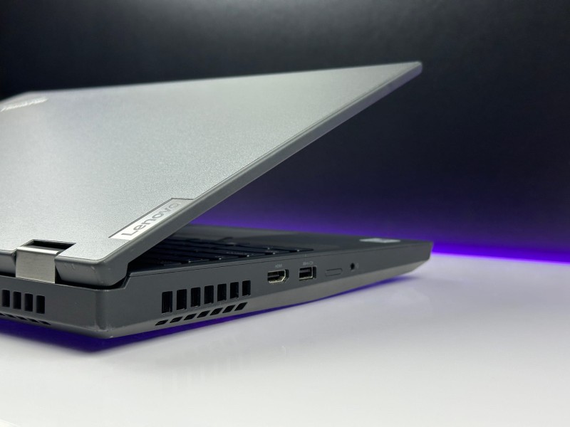 Lenovo ThinkPad P15 Gen 1 z i7-10850H, matrycą FHD i grafiką T1000 (4GB) to wydajność i niezawodność, które sprostają wymagającym zadaniom.