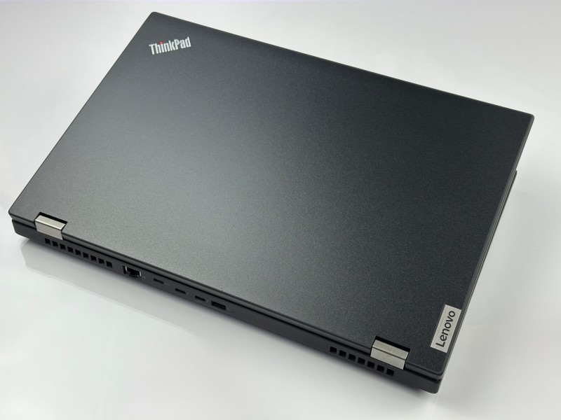 Lenovo ThinkPad P15 Gen 1 z i7-10850H, matrycą FHD i grafiką T1000 (4GB) to wydajność i niezawodność, które sprostają wymagającym zadaniom.