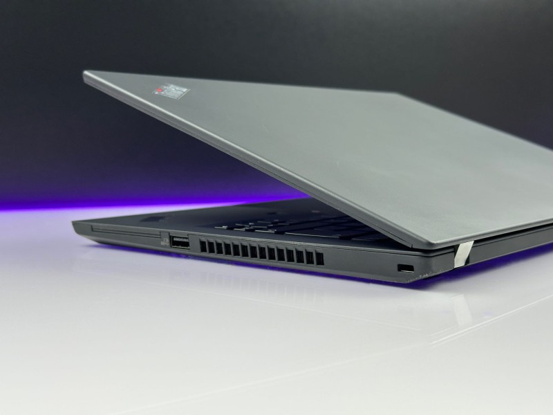 Lenovo ThinkPad T14 Gen 2 z i7-1185G7 i matrycą FHD – niezawodność i styl w kompaktowej formie, idealnej do pracy i codziennych wyzwań!