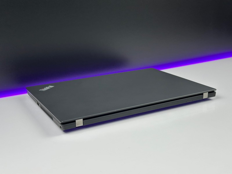 Lenovo ThinkPad T14 Gen 2 z i7-1185G7 i matrycą FHD – niezawodność i styl w kompaktowej formie, idealnej do pracy i codziennych wyzwań!