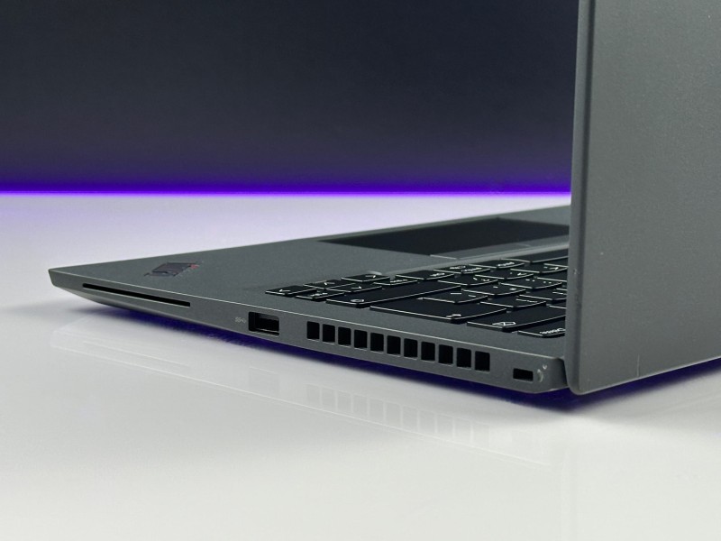 Lenovo ThinkPad T14s Gen 2 z procesorem i7-1165G7, 16GB RAM, matrycą FHD, LTE. Idealny dla profesjonalistów szukających wydajności i mobilności.
