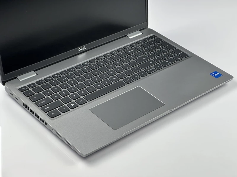 Dell Latitude 5530 – i5-1235U i matryca FHD 15.6". Biznesowy laptop z klawiaturą US (popularną w Polsce). Idealny do pracy biurowej i mobilnej.