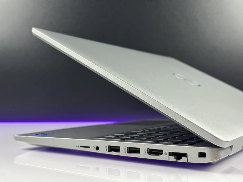 Dell Latitude 5530 – i5-1235U i matryca FHD 15.6". Biznesowy laptop z klawiaturą US (popularną w Polsce). Idealny do pracy biurowej i mobilnej.