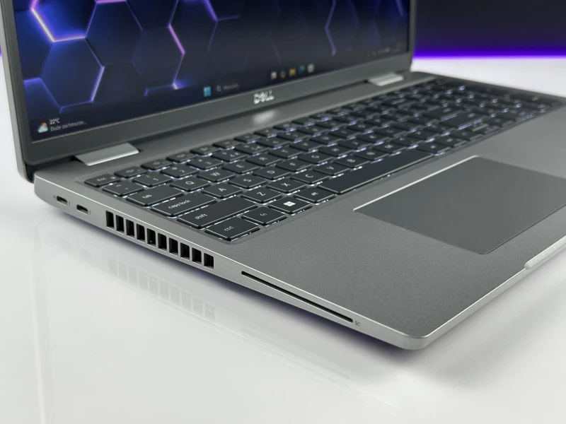 Dell Latitude 5530 – i5-1235U i matryca FHD 15.6". Biznesowy laptop z klawiaturą US (popularną w Polsce). Idealny do pracy biurowej i mobilnej.