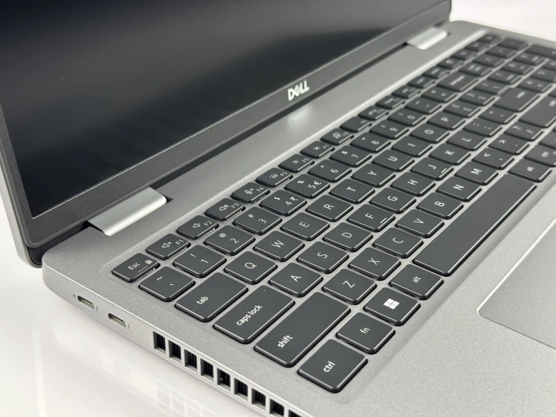 Dell Latitude 5530 – i5-1235U i matryca FHD 15.6". Biznesowy laptop z klawiaturą US (popularną w Polsce). Idealny do pracy biurowej i mobilnej.