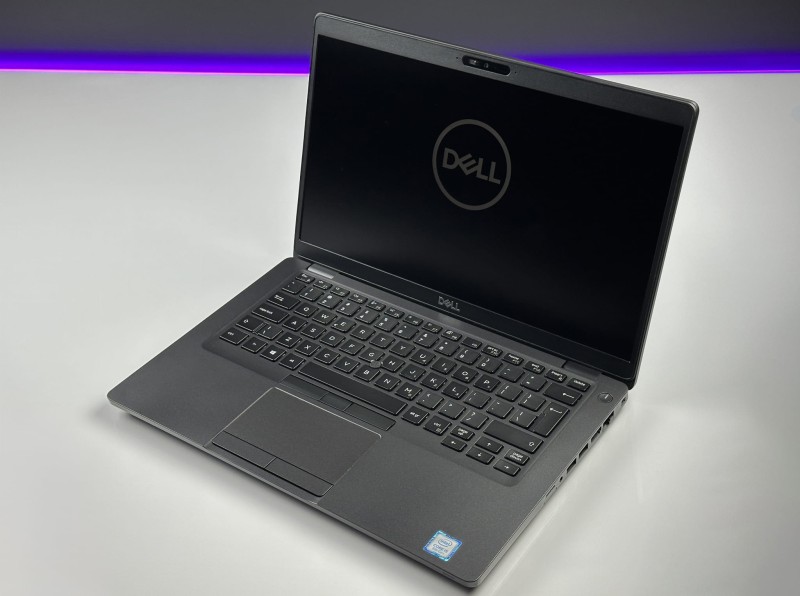 Dell Latitude 5400 z i5-8365U i FHD – solidny laptop biznesowy, który zapewnia wydajność, niezawodność i wygodę pracy w biurze oraz w podróży.