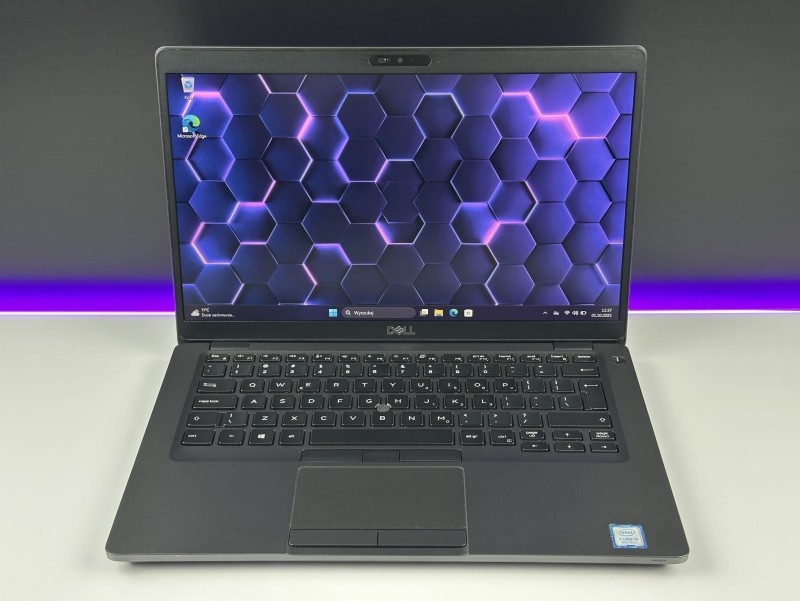 Dell Latitude 5400 z i5-8365U i FHD – solidny laptop biznesowy, który zapewnia wydajność, niezawodność i wygodę pracy w biurze oraz w podróży.