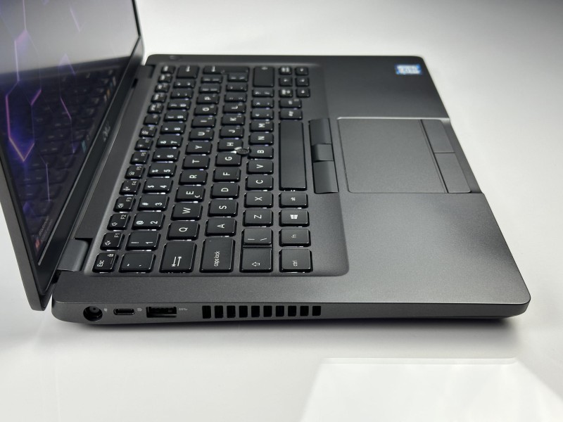 Dell Latitude 5400 z i5-8365U i FHD – solidny laptop biznesowy, który zapewnia wydajność, niezawodność i wygodę pracy w biurze oraz w podróży.