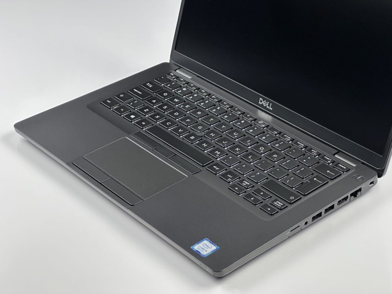 Dell Latitude 5400 z i5-8365U i FHD – solidny laptop biznesowy, który zapewnia wydajność, niezawodność i wygodę pracy w biurze oraz w podróży.