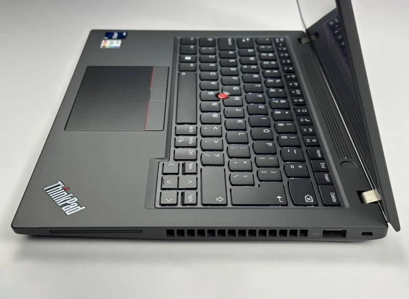 Lenovo ThinkPad T14 Gen 3 z i7-1270P – nowoczesny laptop biznesowy klasy premium, łączący wysoką wydajność, solidność i mobilność w pracy.