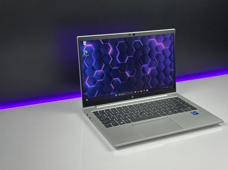 HP EliteBook 840 G8 z i5-1145G7,ekranem dotykowym – elegancki laptop biznesowy z klawiaturą US (PL QWERTY), idealny do pracy mobilnej i biurowej.