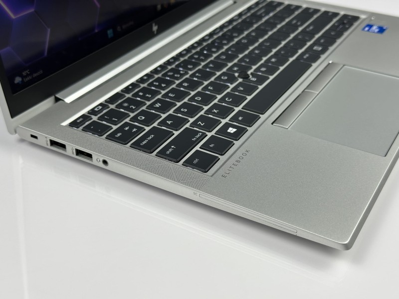 HP EliteBook 840 G8 z i5-1145G7,ekranem dotykowym – elegancki laptop biznesowy z klawiaturą US (PL QWERTY), idealny do pracy mobilnej i biurowej.