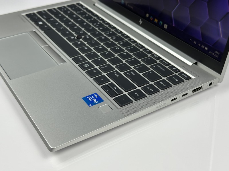 HP EliteBook 840 G8 z i5-1145G7,ekranem dotykowym – elegancki laptop biznesowy z klawiaturą US (PL QWERTY), idealny do pracy mobilnej i biurowej.