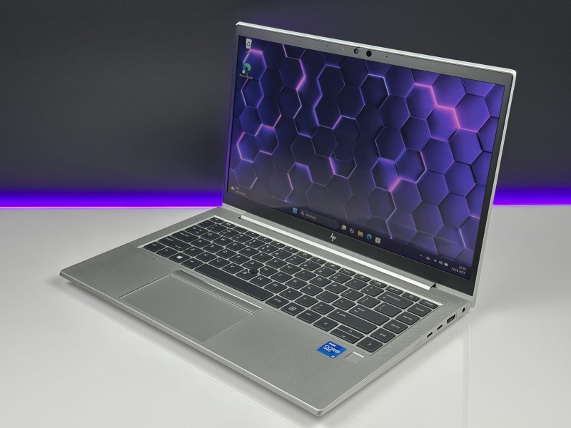 HP EliteBook 840 G8 z i5-1145G7,ekranem dotykowym – elegancki laptop biznesowy z klawiaturą US (PL QWERTY), idealny do pracy mobilnej i biurowej.