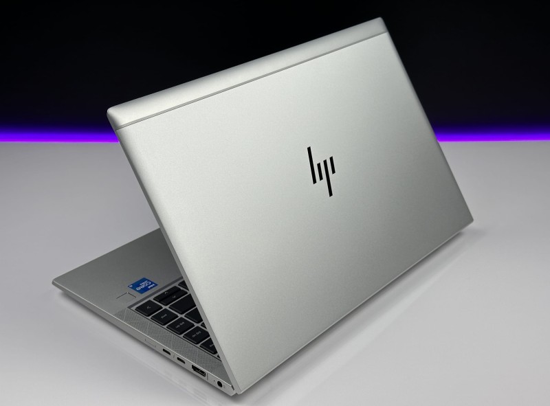 HP EliteBook 840 G8 z i5-1145G7,ekranem dotykowym – elegancki laptop biznesowy z klawiaturą US (PL QWERTY), idealny do pracy mobilnej i biurowej.