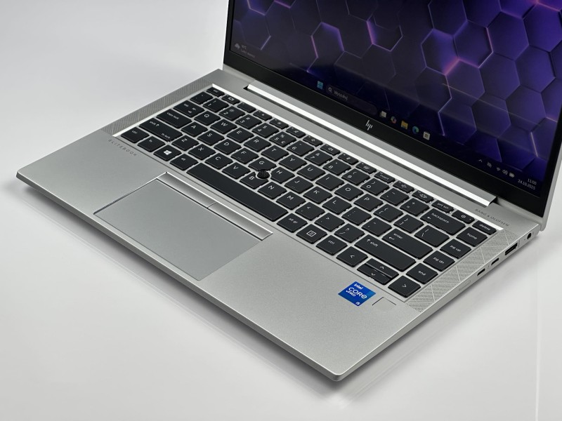 HP EliteBook 840 G8 z i5-1145G7,ekranem dotykowym – elegancki laptop biznesowy z klawiaturą US (PL QWERTY), idealny do pracy mobilnej i biurowej.