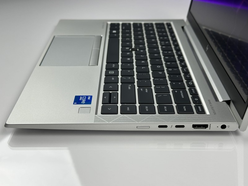 HP EliteBook 840 G8 z i5-1145G7,ekranem dotykowym – elegancki laptop biznesowy z klawiaturą US (PL QWERTY), idealny do pracy mobilnej i biurowej.