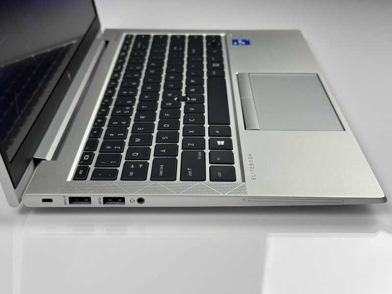 HP EliteBook 840 G8 z i5-1145G7,ekranem dotykowym – elegancki laptop biznesowy z klawiaturą US (PL QWERTY), idealny do pracy mobilnej i biurowej.
