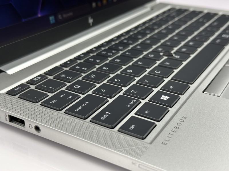 HP EliteBook 840 G8 z i5-1145G7,ekranem dotykowym – elegancki laptop biznesowy z klawiaturą US (PL QWERTY), idealny do pracy mobilnej i biurowej.