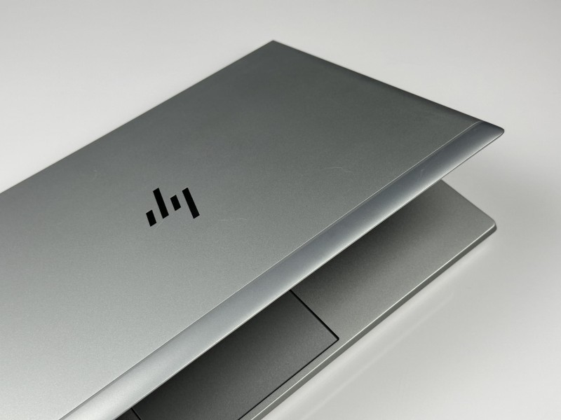 HP EliteBook 840 G8 z i5-1145G7,ekranem dotykowym – elegancki laptop biznesowy z klawiaturą US (PL QWERTY), idealny do pracy mobilnej i biurowej.