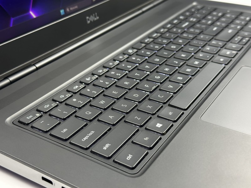 Dell Precision 7750 z i7-10850H i RTX4000 – profesjonalna stacja robocza stworzona do grafiki 3D, CAD i wymagających projektów inżynieryjnych (12).JPG