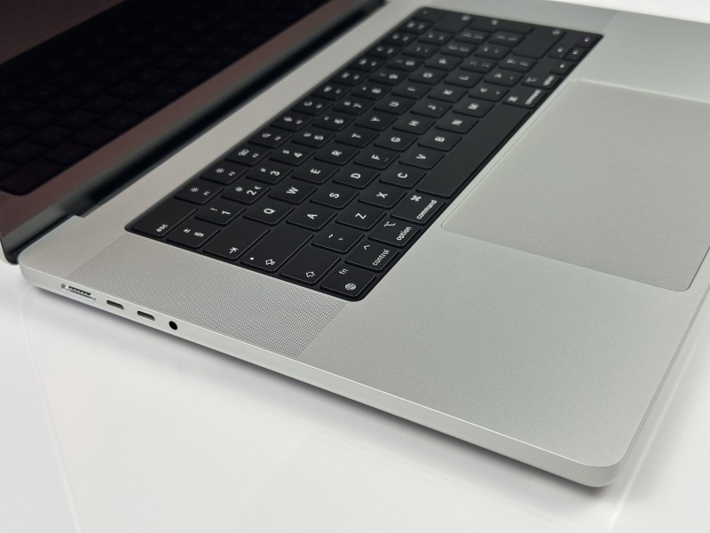 MacBook Pro 16 M3 Max – 48GB RAM, 512GB SSD, 40-core GPU i ProMotion 120Hz. Najmocniejszy laptop Apple do montażu, grafiki i pracy kreatywnej (9).JPG