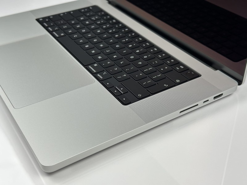 MacBook Pro 16 M3 Max – 48GB RAM, 512GB SSD, 40-core GPU i ProMotion 120Hz. Najmocniejszy laptop Apple do montażu, grafiki i pracy kreatywnej (12).JPG