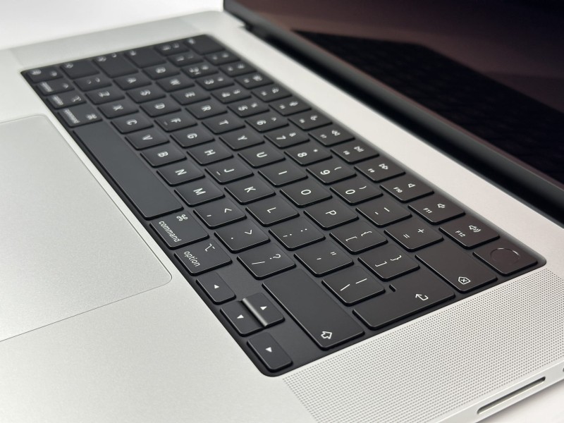 MacBook Pro 16 M3 Max – 48GB RAM, 512GB SSD, 40-core GPU i ProMotion 120Hz. Najmocniejszy laptop Apple do montażu, grafiki i pracy kreatywnej (17).JPG