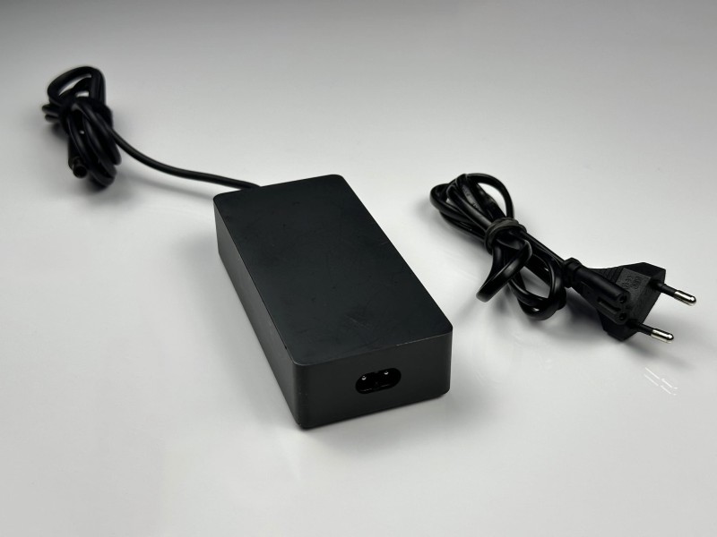 Microsoft Surface Dock 1661 z zasilaczem 90W – stacja dokująca do laptopów Surface, idealna do pracy biurowej i home office (4).JPG