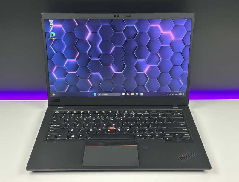 Lenovo ThinkPad X1 Carbon Gen 8, i7-10610U – lekki, elegancki laptop biznesowy z klawiaturą US (PL QWERTY), idealny do pracy w biurze i w podróży.