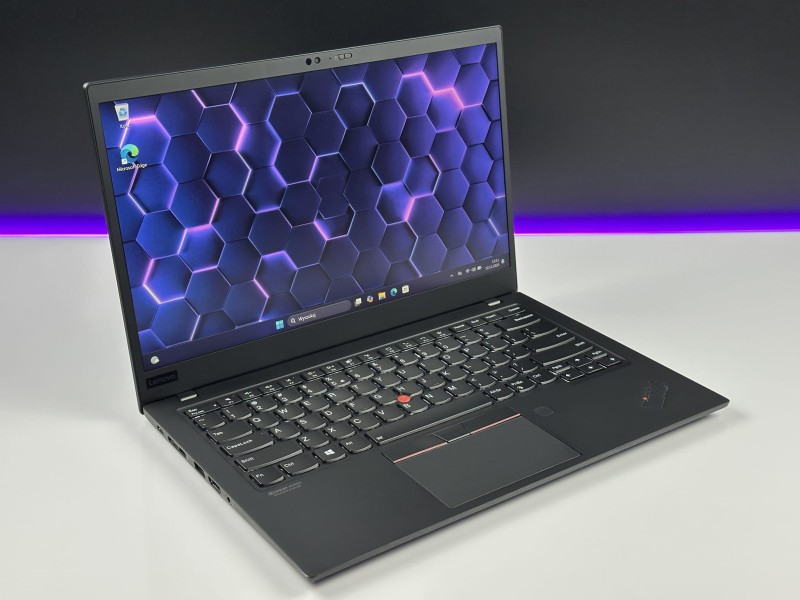 Lenovo ThinkPad X1 Carbon Gen 8, i7-10610U – lekki, elegancki laptop biznesowy z klawiaturą US (PL QWERTY), idealny do pracy w biurze i w podróży.