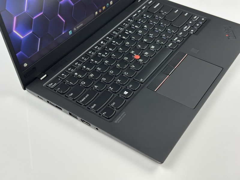 Lenovo ThinkPad X1 Carbon Gen 8, i7-10610U – lekki, elegancki laptop biznesowy z klawiaturą US (PL QWERTY), idealny do pracy w biurze i w podróży.