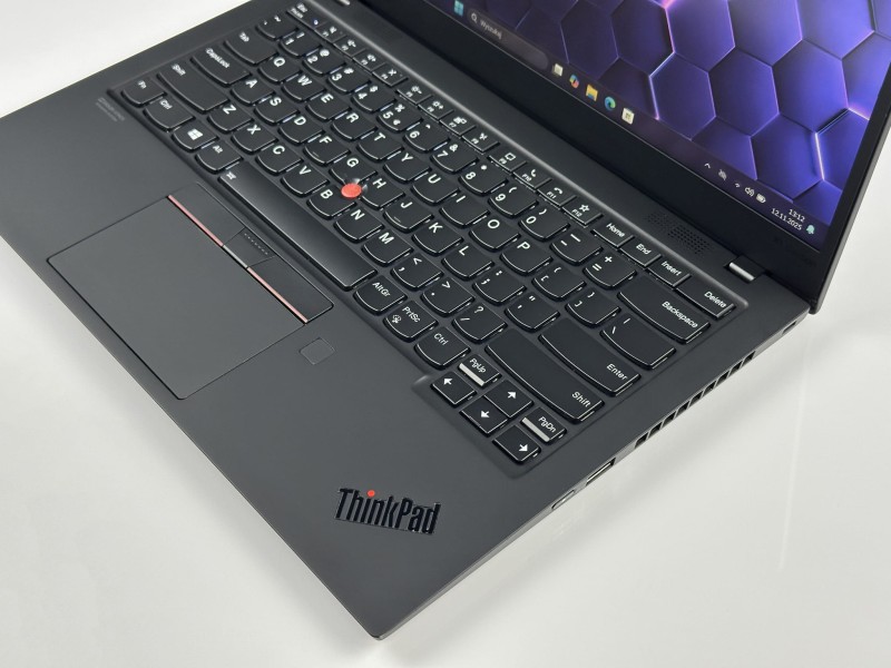 Lenovo ThinkPad X1 Carbon Gen 8, i7-10610U – lekki, elegancki laptop biznesowy z klawiaturą US (PL QWERTY), idealny do pracy w biurze i w podróży.