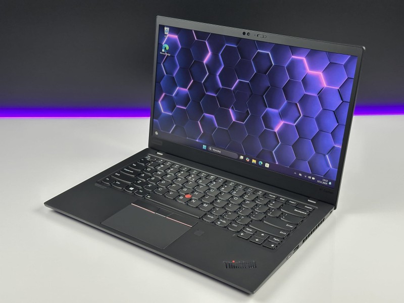 Lenovo ThinkPad X1 Carbon Gen 8, i7-10610U – lekki, elegancki laptop biznesowy z klawiaturą US (PL QWERTY), idealny do pracy w biurze i w podróży.