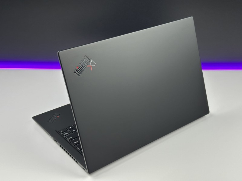 Lenovo ThinkPad X1 Carbon Gen 8, i7-10610U – lekki, elegancki laptop biznesowy z klawiaturą US (PL QWERTY), idealny do pracy w biurze i w podróży.