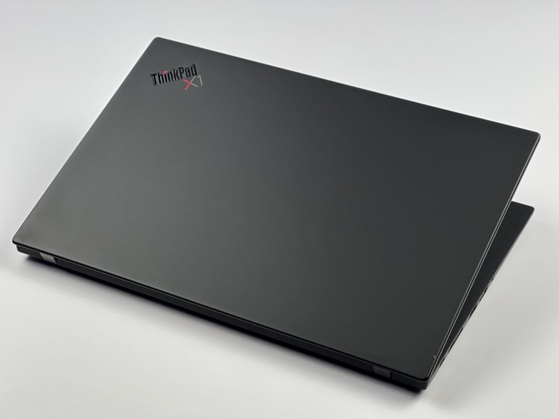 Lenovo ThinkPad X1 Carbon Gen 8, i7-10610U – lekki, elegancki laptop biznesowy z klawiaturą US (PL QWERTY), idealny do pracy w biurze i w podróży.