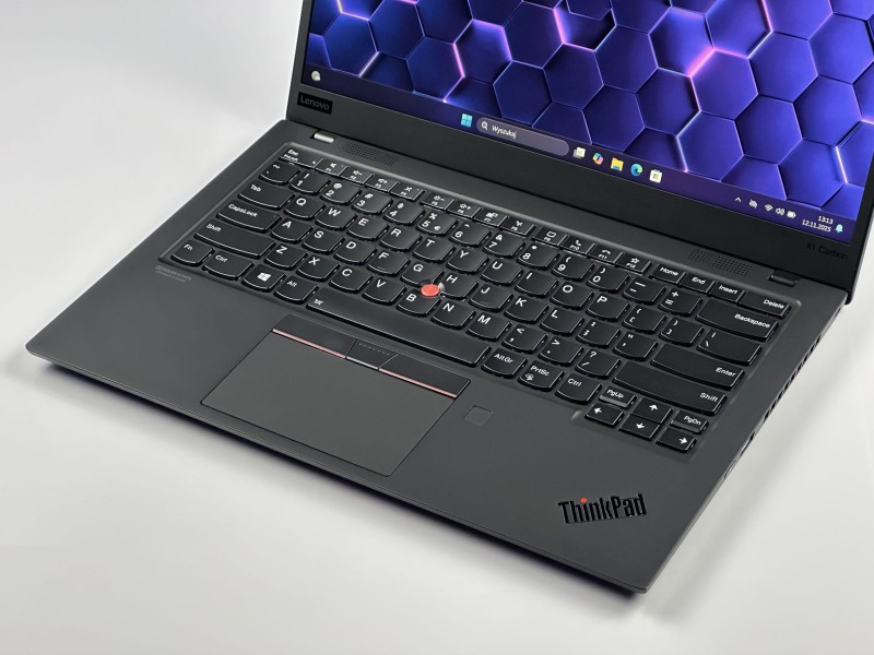 Lenovo ThinkPad X1 Carbon Gen 8, i7-10610U – lekki, elegancki laptop biznesowy z klawiaturą US (PL QWERTY), idealny do pracy w biurze i w podróży.