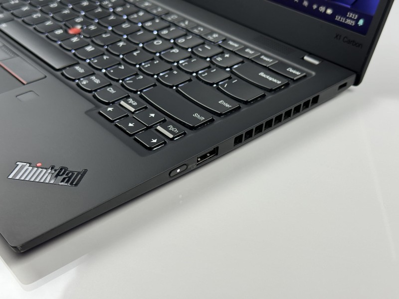 Lenovo ThinkPad X1 Carbon Gen 8, i7-10610U – lekki, elegancki laptop biznesowy z klawiaturą US (PL QWERTY), idealny do pracy w biurze i w podróży.