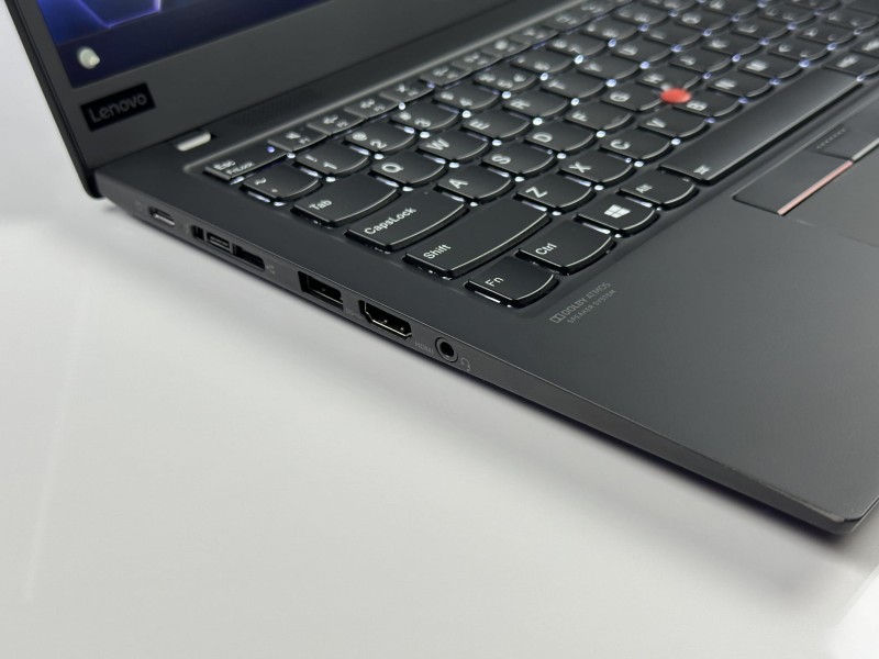 Lenovo ThinkPad X1 Carbon Gen 8, i7-10610U – lekki, elegancki laptop biznesowy z klawiaturą US (PL QWERTY), idealny do pracy w biurze i w podróży.